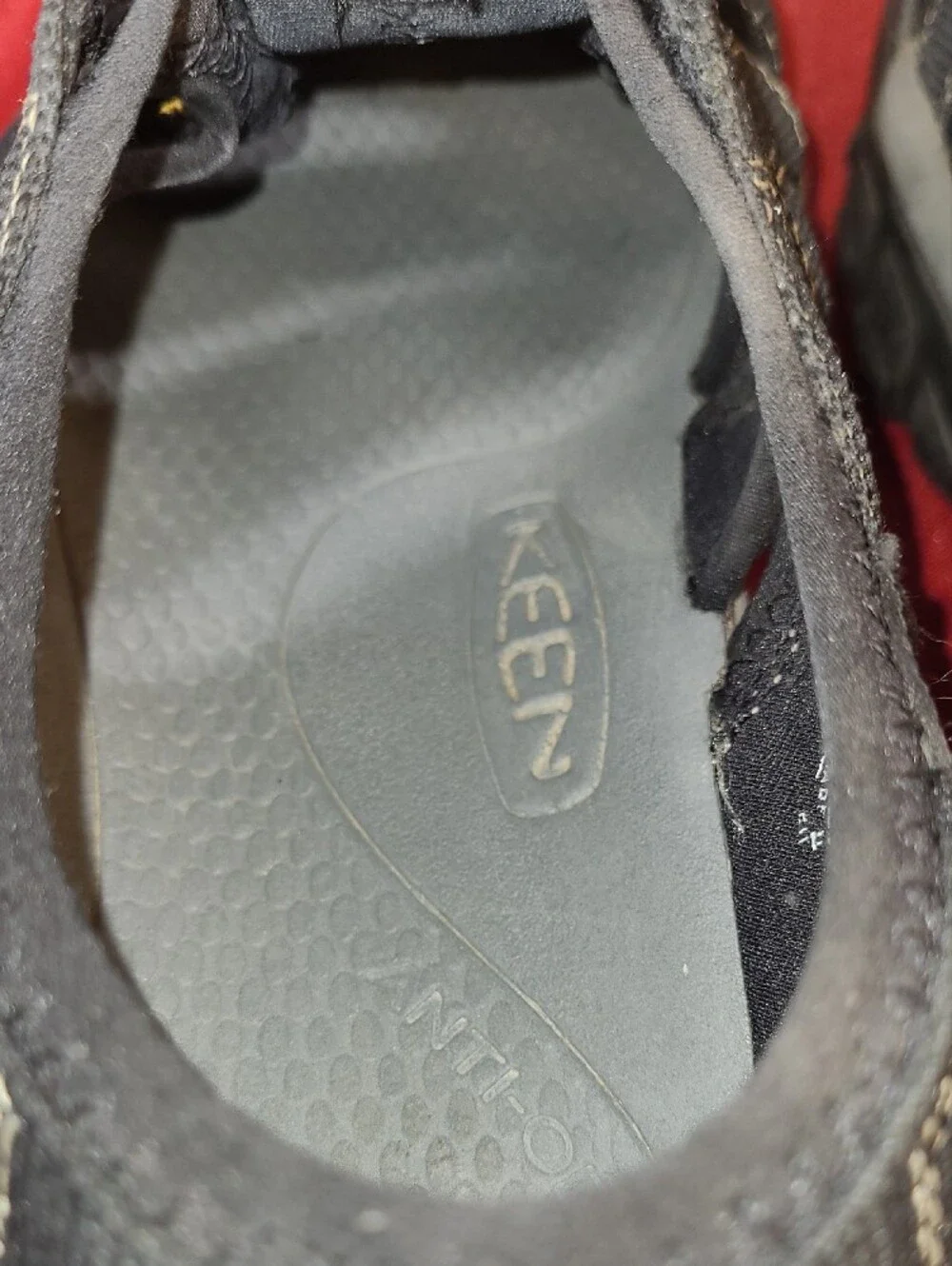 Keen Newport H2 Men’s Black and Yellow Closed-Toe Hiking Sandals Size 10.5